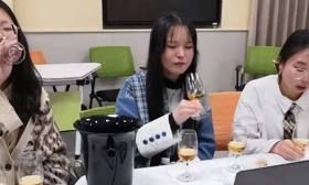 茅台学院学生1节课喝掉二三十箱酒：上午喝白的，下午喝啤的
