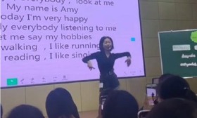 年轻女教师“跳拉丁”，学生上课变得积极，家长：太过火了