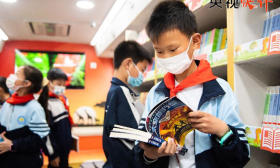【央视快评】让全社会形成爱读书、读好书、善读书的浓厚氛围