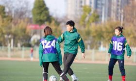 南信大女足也来跳《本草纲目》健身操，她们说，“不只是足球，所有学习都需要一种态度”