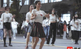 “刘畊宏男孩女孩们准备好了吗”，宿管阿姨领跳，五一假期高校操场嗨翻天
