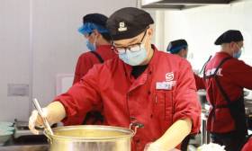 考上研究生的食堂“牛肉饭小哥”荣获河北大学“青年五四奖章”