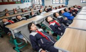 浙江一小学师生共同设计“午睡椅”，上课与午休间转换便利