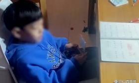 写作业就想上厕所？爸爸买来马桶当椅子网友纷纷支招：还可以更损
