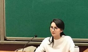 “万人迷”陈好讲课被偷拍！不化妆皮肤白亮，拿保温杯上课太真实