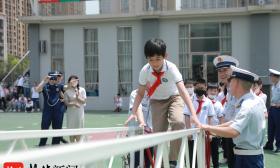 小学生牵手火焰蓝，平安进校园活动超燃