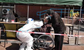 清华“核酸”日常：170人校医院队伍执行3.5万师生采样任务