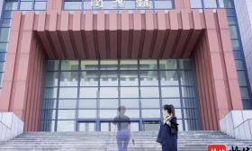 【视频】穿学士服与自己隔空互动 扬州女大学生拍创意毕业照定格如歌青春