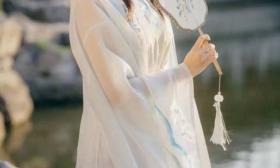 赌王千金何超欣穿汉服拍摄清华毕业照，古装造型被赞像“小龙女”