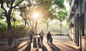 上海大学生回家：直到坐上车的那一秒 我的心才安定下来
