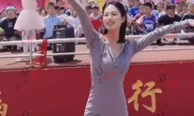 六一女教师领舞表演节目，穿高开叉裙子引热议