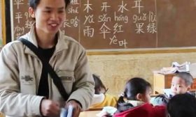 支教老师口述：乡村孩子迷失在教材“城市化”、捐赠品和打工潮里