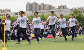 视频|淮安中学举办趣味游戏给高考学子减压