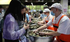 六万个粽子免费送师生、体验包粽子编彩绳，天大特色活动过端午