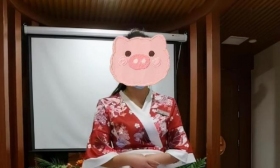 男子足疗店偶遇高中女同学，一番攀谈后感叹生活所迫：出门办个卡！