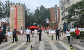 高考首日人大附中考点：红衣、向日葵，带着美好祝福考生陆续进场