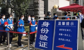 高考首日，东直门中学考点老师送考生棒棒糖寓意“棒棒的”