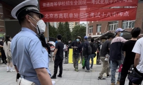 北京高考拉开帷幕，十八中考点多位老师穿旗袍送考