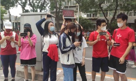 北京四中毕业生回母校送考，为学弟学妹加油打气