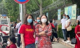 高考首日潞河中学考点：八位社区志愿者轮岗执勤，维护考场外秩序