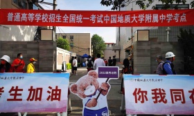 高考首日地大附中：首次做高考考点，“校服熊”在门口迎考生