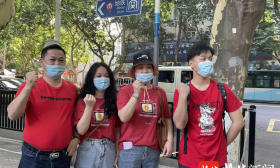 直击考场｜金陵中学：送考妈妈和老师穿上大红“战衣”