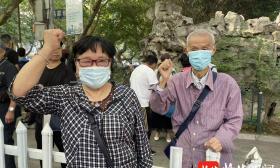 直击考场|南京市金陵中学：90岁爷爷和老伴儿一起来送考