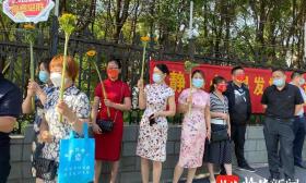 直击考场|南京市雨花台中学：家长团花式送考，祝考生“一举夺魁“”棒棒哒“