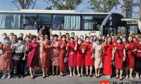 直击考场|金陵中学河西分校：送考团身着红旗袍、必胜装，为学子们加油鼓劲