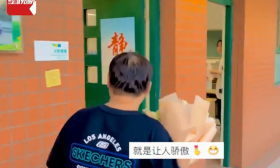 班主任捧学生送的蛋糕，从1楼炫耀到3楼，可爱到爆！