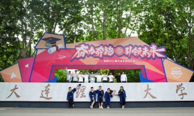 满足毕业生“连理”合影情怀，大连理工大学把“校门”搬进校园