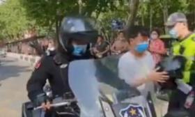 高考生上厕所身份证不慎被冲走，网友神评论！