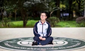 男生保送北大后，手捧66根棒棒糖为同学们送考