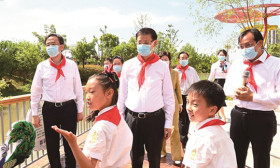 许昆林“六一”前夕看望少年儿童 立志向修品行练本领 在关心关爱中茁壮成长