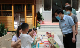 汪国培到新世纪实验幼儿园调研慰问