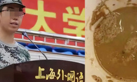 线上毕业典礼有多好笑！“馒头人”登场、上天、入地、自动拨穗，网友：学校有心了！