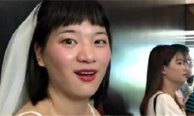 女生穿婚纱空降前男友的毕业典礼，初心很美好，结局扎心了