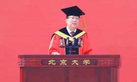 八千北大研究生今天毕业，郝平寄语学子用奉献刻下闪光的青春印记