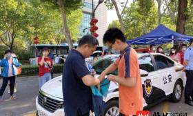 2022南京中考|最强亲友团：全家身着红衣来送考