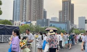 热辣辣的中考撞上热腾腾的父爱！南京中考结束，7月2日成绩揭晓！