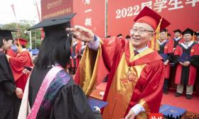 “用清澈的爱发出最亮的光” 南京晓庄学院举行2022届毕业典礼