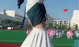 女幼师台下跳舞，穿的“太清凉”被家长举报：这样着装适合教学吗