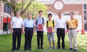 北京大学“首封”本科生录取通知书送达，两位获得者来自深圳中学