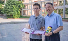 清华大学录取通知书陆续发出，首封通知书送达马院本科新生
