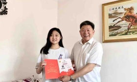北科大今年第一封本科生录取通知书送出，校长、导师当“邮差”