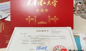 连续报道 ▏9年神仙同学情，轮椅女孩和闺蜜均被心仪的大学录取