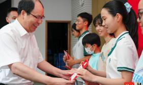 南京师范大学书记校长分赴南京多所中学为2022级新生颁发录取通知书