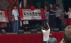 孩子考上清华家长请乡亲看戏六天，团长：每天唱三场，人多的时候台下有上万人