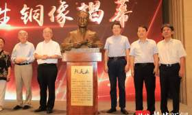 数学大师熊庆来先生铜像在南京揭幕，东南大学数学强基班被命名为“东南大学熊庆来班”
