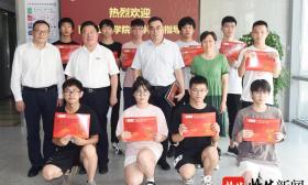满满的仪式感！南工程校领导化身特别的“快递员”，将录取通知书“投递”到新生手中